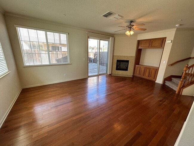 Building Photo - Beautiful 3 Bedroom Lincoln Condo!