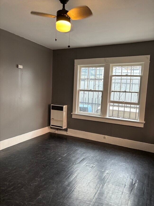 sala de estar - 722 1/2 W 41st Dr