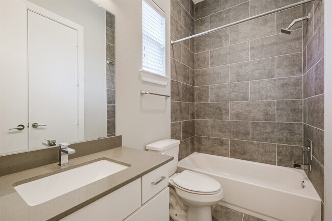 Foto del edificio - 1305 Mayfair Clarkson Ln