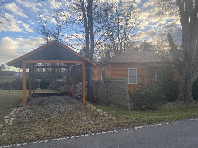Foto del edificio - 727 Piney Creek School Rd