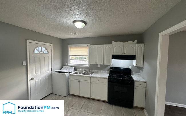 Building Photo - 418 McFarland Dr