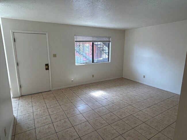 Sala de estar - 1038 Texas St NE