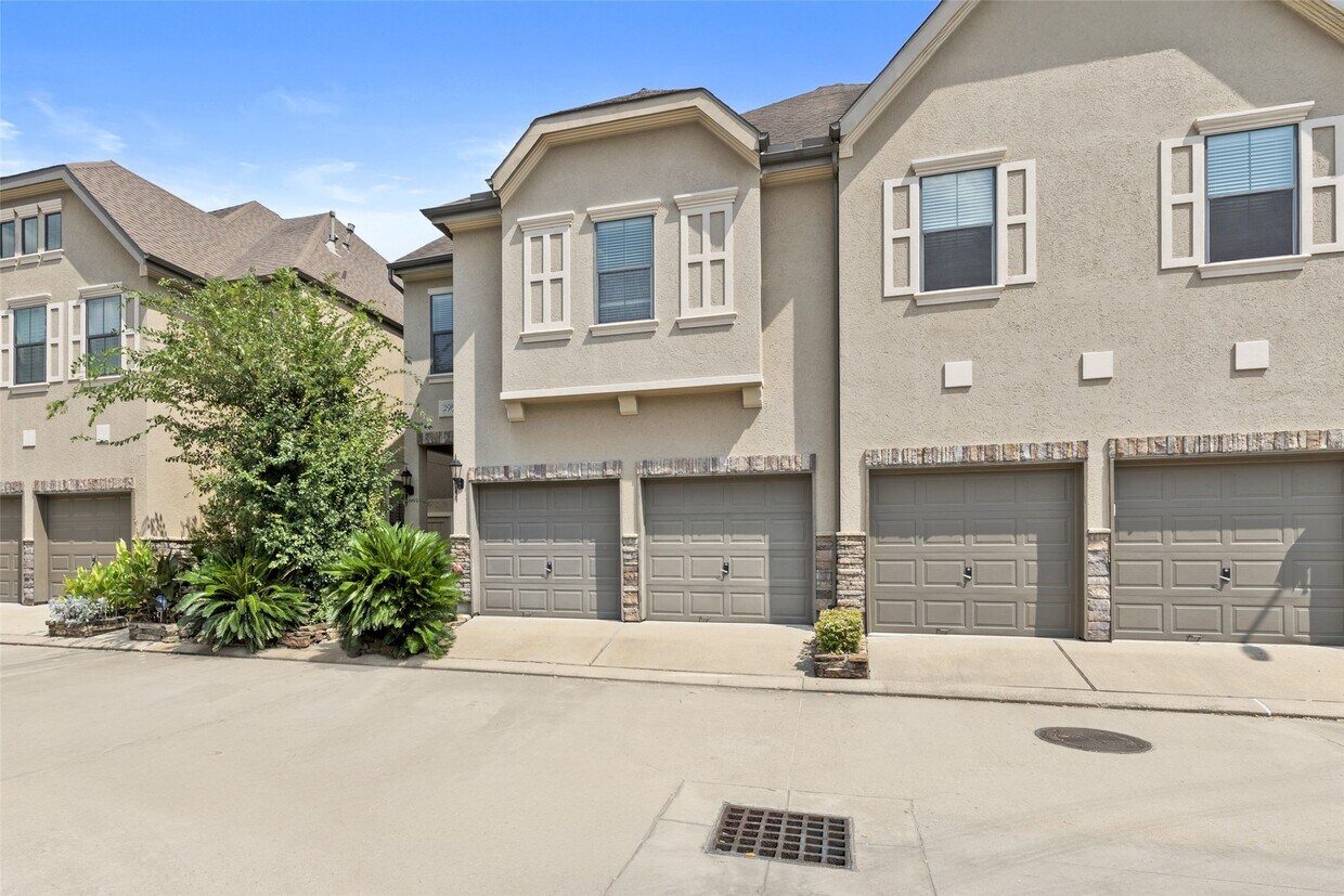 Foto principal - 2919 Royal Oaks Grove