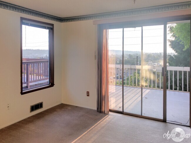 Building Photo - Spacious Townhome on Phinney - Fantastic V...