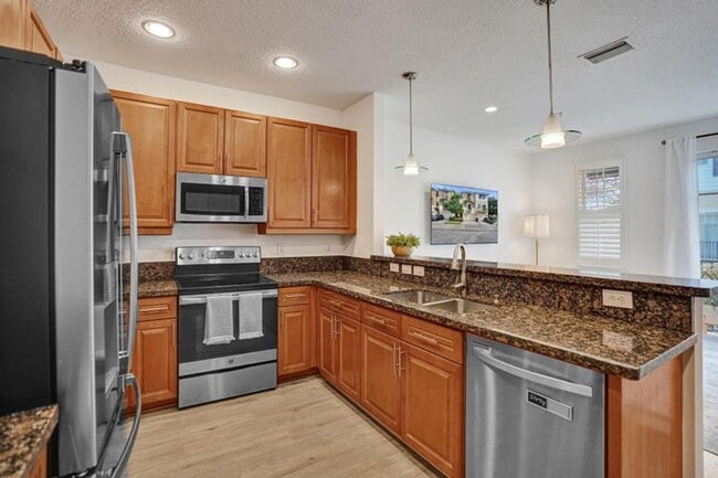 Building Photo - 642 NW 38th Cir