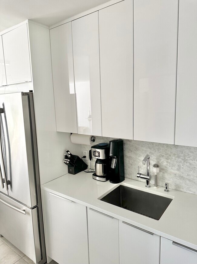 Foto del edificio - 320 E 54th St