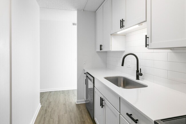 Foto del edificio - Modern 1-Bedroom in Downtown Highland Park | In-Unit Laundry + Garage Parking