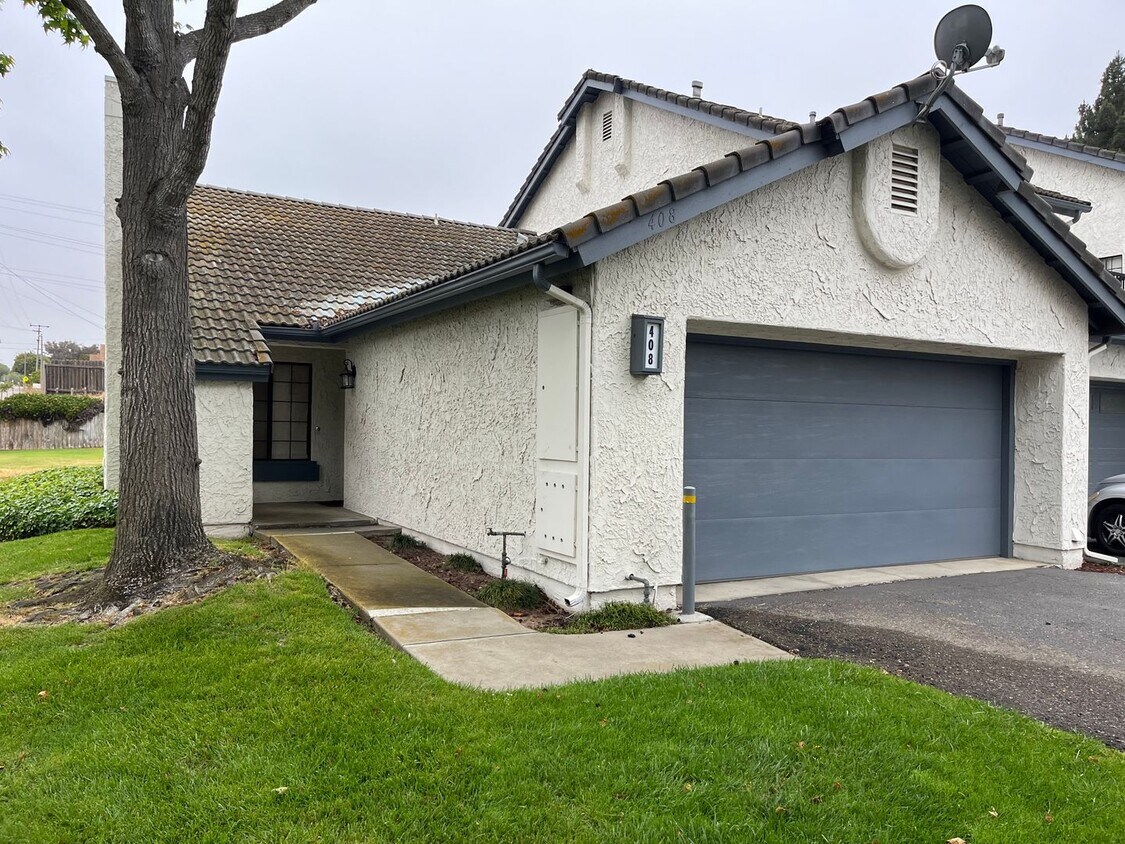Primary Photo - 408 N Center Ct