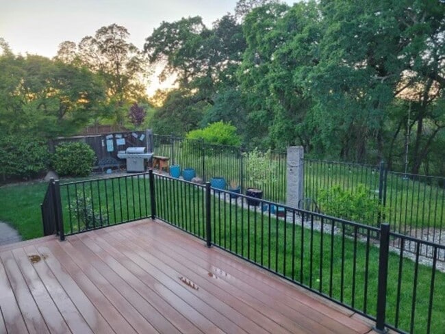 Building Photo - "Coveted Comfort: Spacious 4-Bed, 3-Bath H...