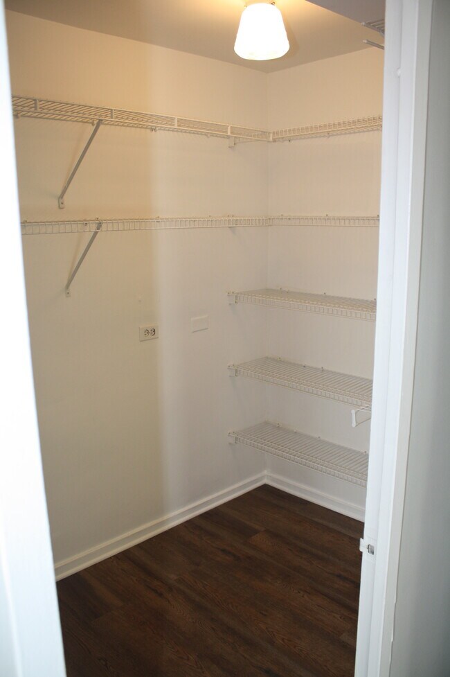 Walkin Closet - 2909 N Sheridan Rd