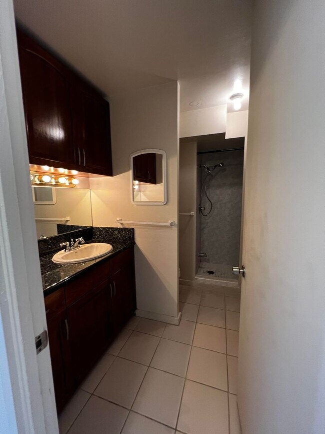 Foto del edificio - Studio unit at Holiday Manor AVAILABLE SEP...