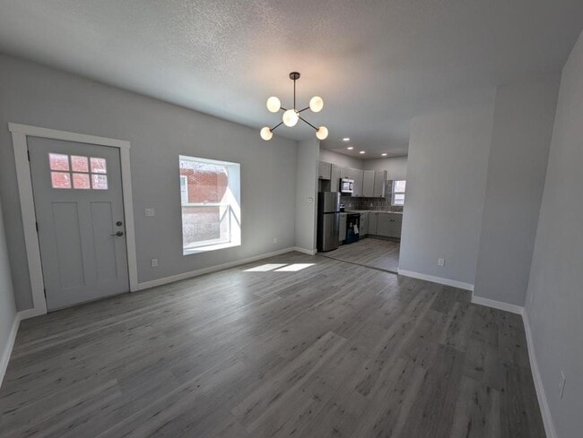 Building Photo - 323 N 4th St