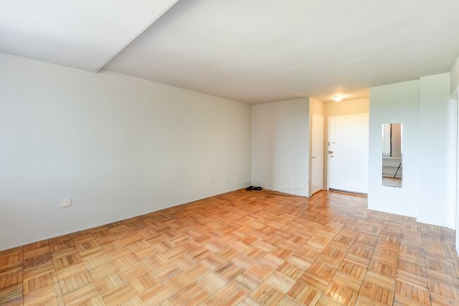 Building Photo - Spacious & Bright Junior 1 Bedroom at Rive...