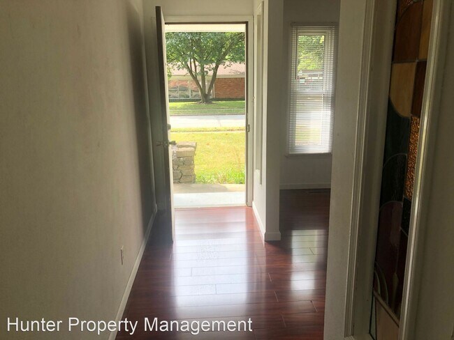 Building Photo - 4 br, 1.5 bath House - 1609 W Broadmoor St