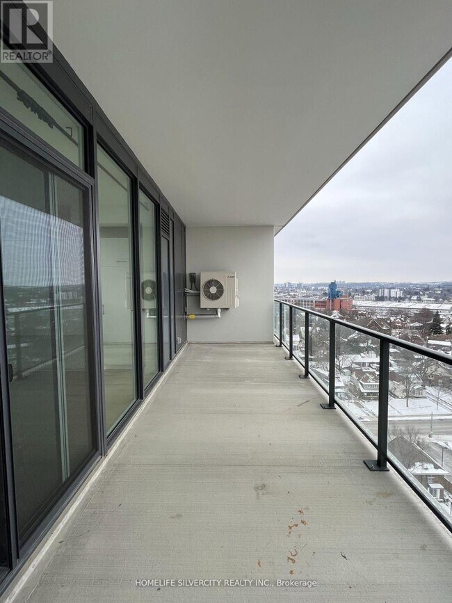 Photo du bâtiment - 741 King St W