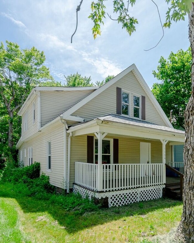 Building Photo - Bright Updated 5BD/2BA House in Akron