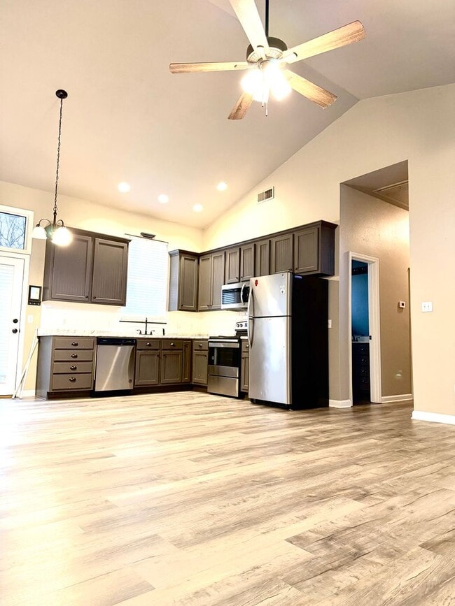 Building Photo - 3 Bed / 2 Bath in Jonesboro Available Now!