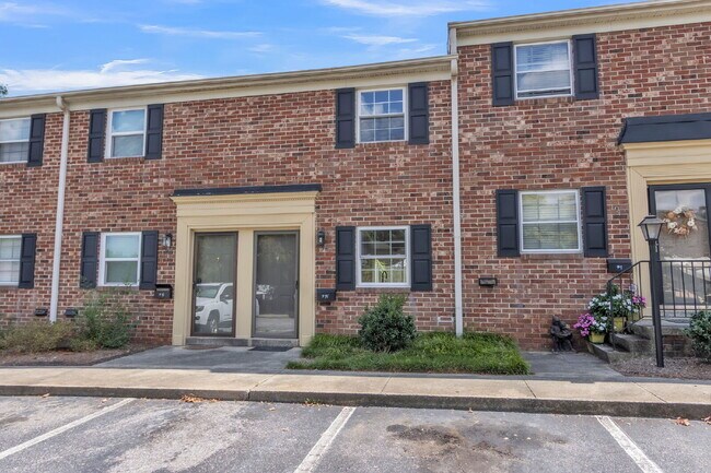 Building Photo - Newly Renovated 2 BR/ 1.5 BA Condo off Eas...
