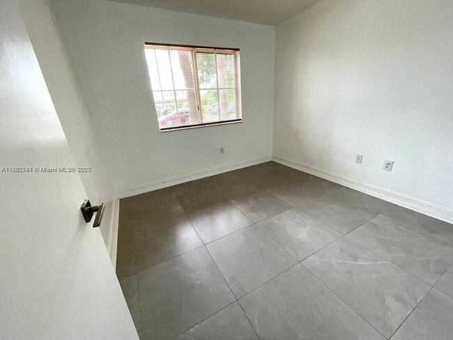Foto del edificio - 2721 SE 12th Pl