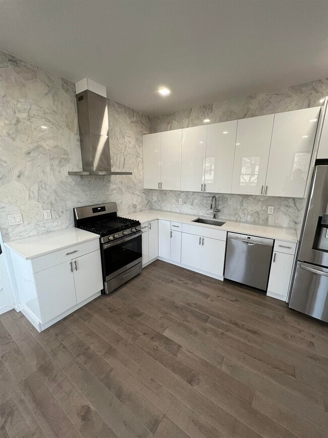 Building Photo - 125 Maple St