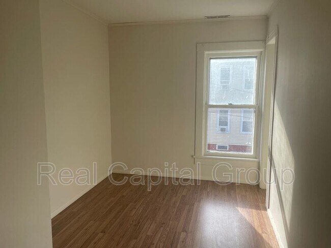 Building Photo - 646 Lansing St