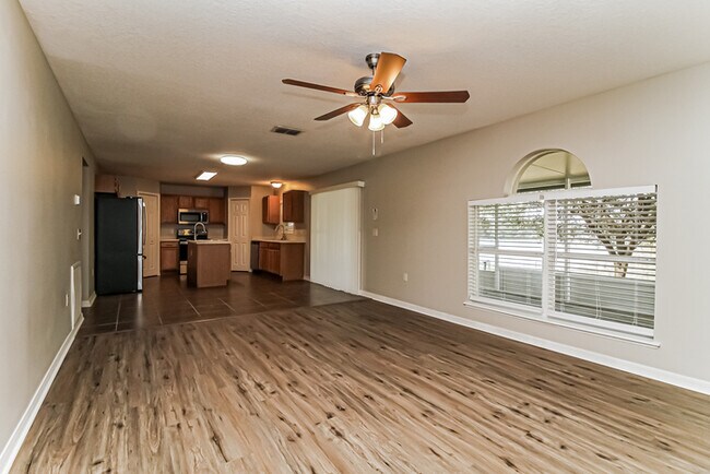 Building Photo - 350 Lake Shepard Dr