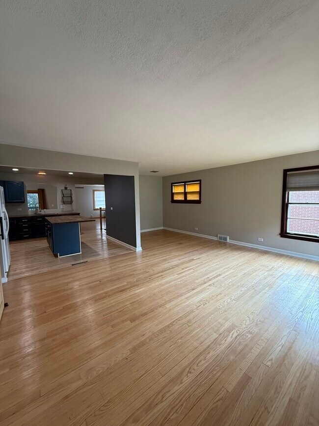 Building Photo - 479 N Elm Ave