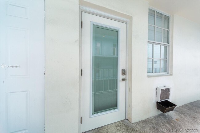 Building Photo - 713 Collins Ave
