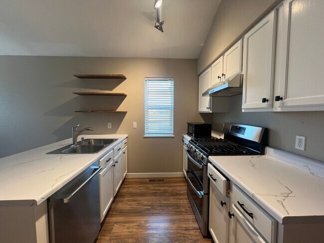 Building Photo - Adorable 2 bed 1 Bath Home - 2 Car Garage