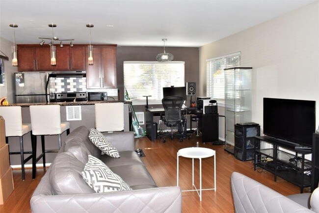 Building Photo - Condo in Columbia City