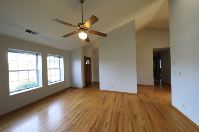 Building Photo - Comfortable 3/2 in the Little Pond Neighborhood