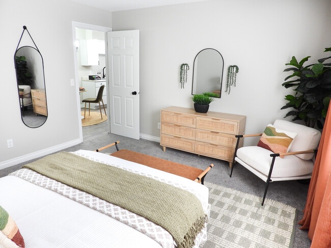 Renovated B - Lake View Shores Apartments