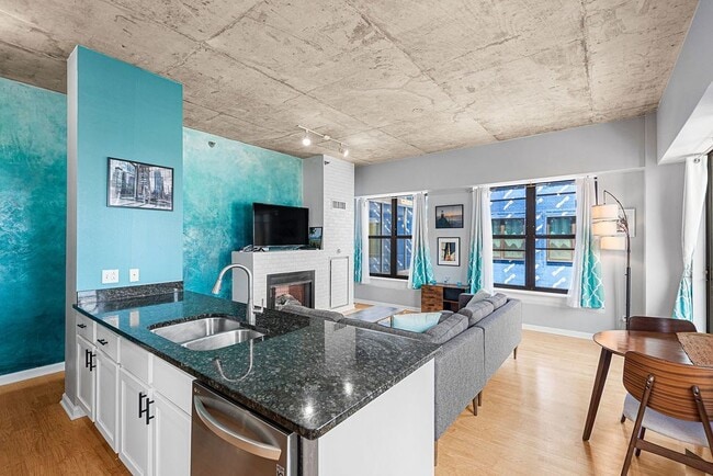 Building Photo - 1122 W Catalpa Ave