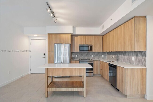 Foto del edificio - 2150 N Bayshore Dr