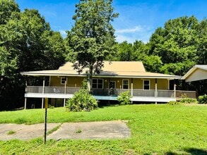 Building Photo - 480 Country Club Dr