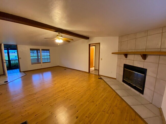 Foto del edificio - 3 Bedroom, 2 Bath home just outside of Live Oak