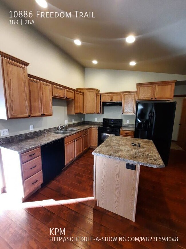 Building Photo - 3 BEDROOM | 2 BATH | DOUBLE GARAGE | SUMME...