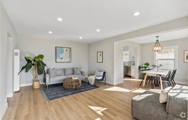 Building Photo - 713 W 118th St