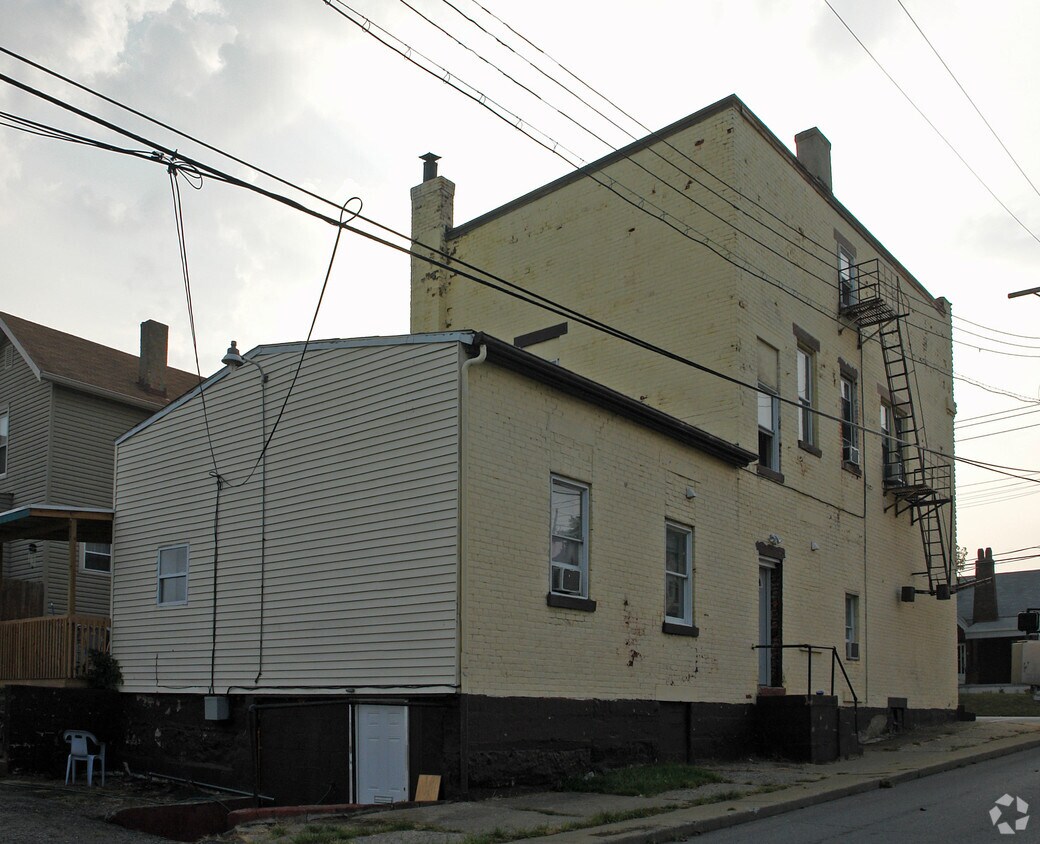 Building Photo - 740 Oak St