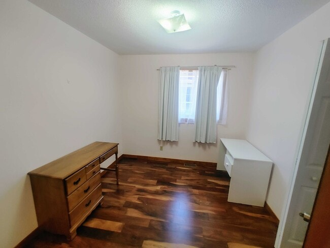 Building Photo - 581 MacDonnell St