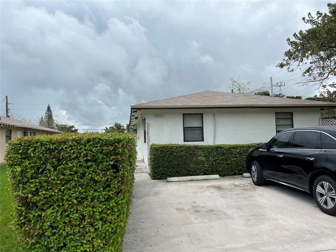 2126 Thomas St Unit 2126, Hollywood, FL 33020 Room for Rent in