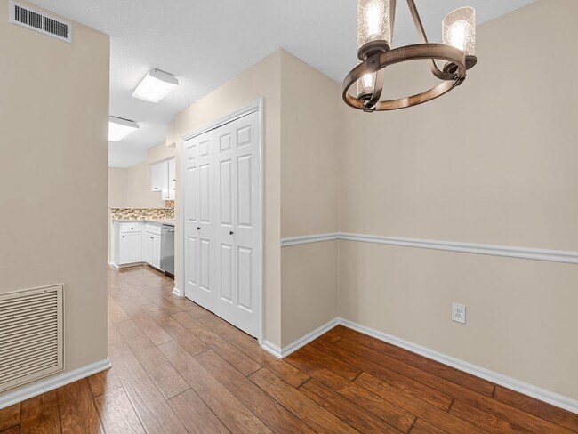 Foto del edificio - Gorgeous 2 bedroom home- Move-In Ready Condo in Parkview. Minutes to Downtown Greenville & the Ne...