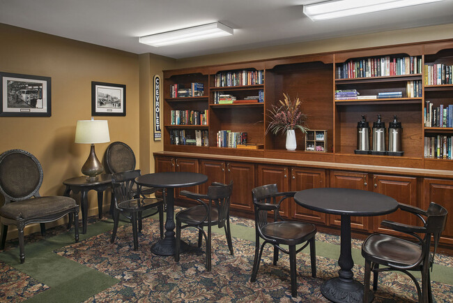 Biblioteca y sala de café - Lockwood of Genesee Senior Living 55 and up