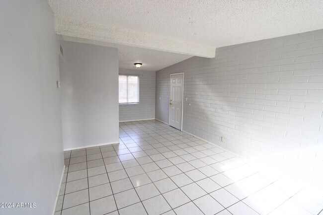 Building Photo - 565 S Hobson