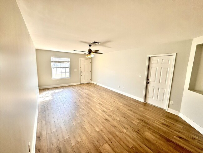 Building Photo - "Charming 2-Bed Oasis with 2 Full Baths in Prime Lynn Haven Location near Mosley High School"