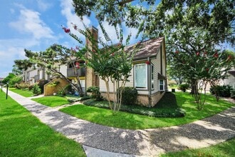 Building Photo - 742 Country Pl Dr