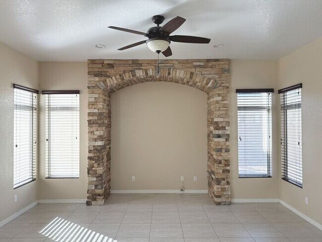 Foto del edificio - Welcome to this stunning 4Bedroom- 2Bath home located in the Vibrant city of Tempe, AZ.