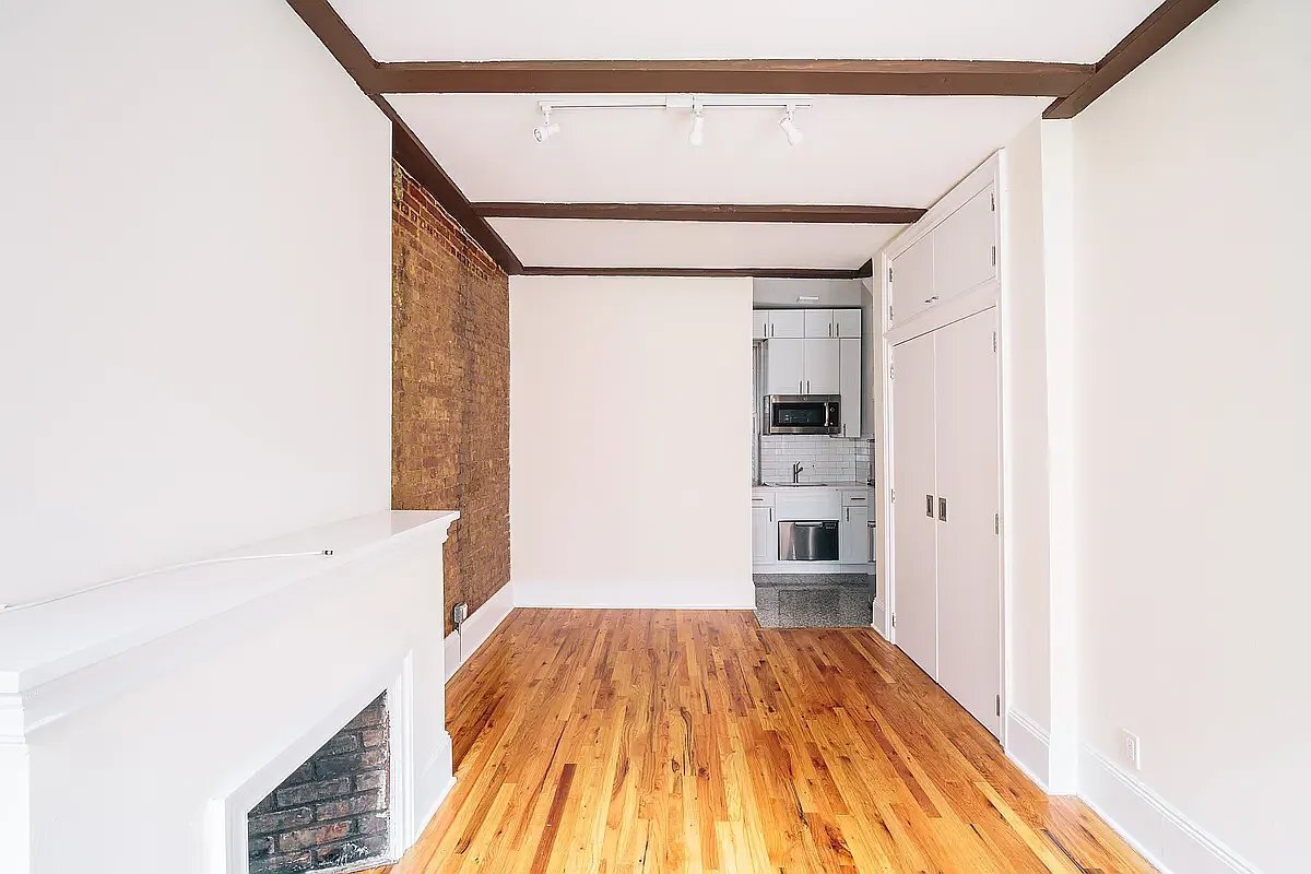 Primary Photo - 220 Sullivan St