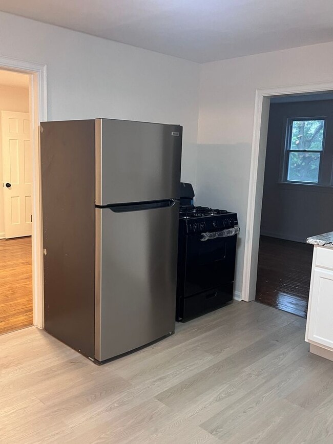 Building Photo - Charming 2-Bedroom Upper Unit – Spacious L...