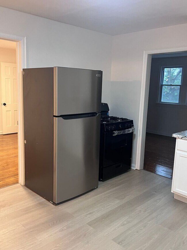 Foto del edificio - Charming 2-Bedroom Upper Unit – Spacious Living